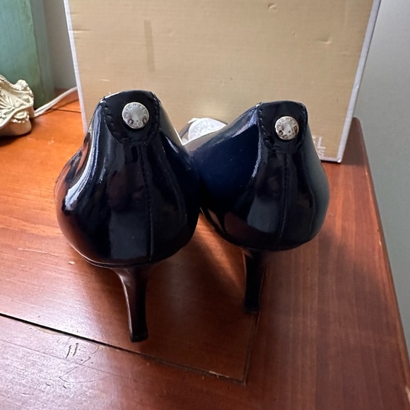 Michael Kors Navy Patent Peek a Boo Heels- sz 8.5 - Picture 3 of 5